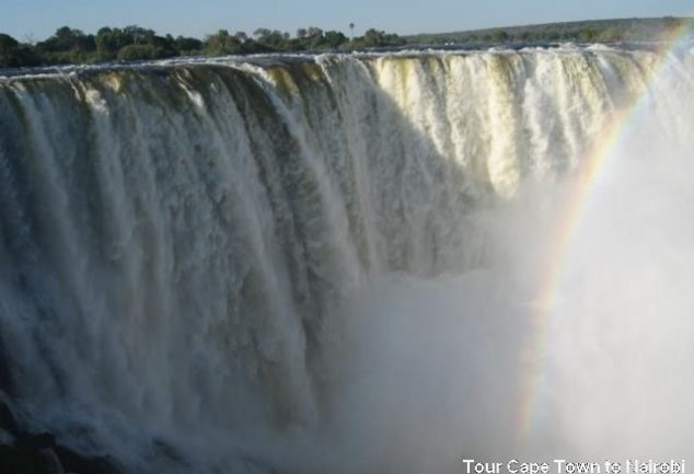 Simbabwe - An den Victoriafälle donnert der Sambesi 108m in die Batoka-Schlucht