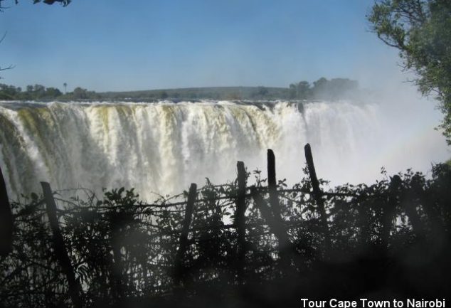 Simbabwe - An den Victoriafälle donnert der Sambesi 108m in die Batoka-Schlucht