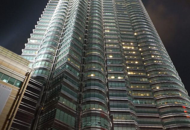 Die 451 Meter hohen Zwillingstürme der Petronas Towers in Kuala Lumpur