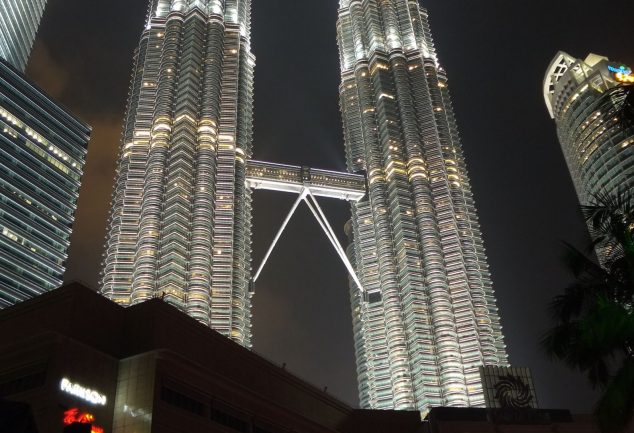 Die 451 Meter hohen Zwillingstürme der Petronas Towers in Kuala Lumpur