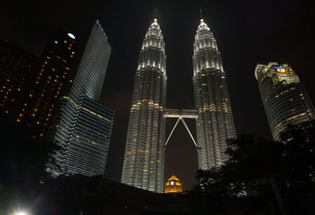 Die 451 Meter hohen Zwillingstürme der Petronas Towers in Kuala Lumpur