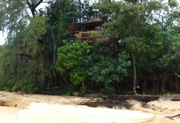 Baumhauser direkt am Strand auf Koh Rong