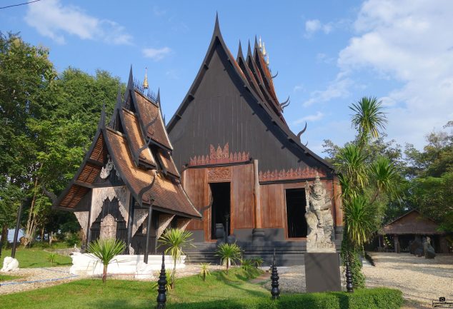 chaing_rai_black_temple_2014_002