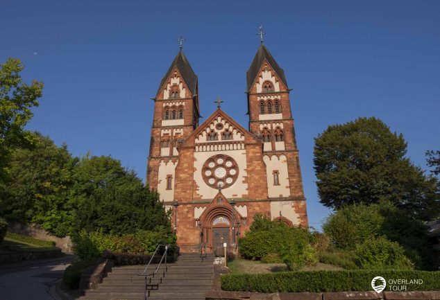 Startpunkt der Tafeltour in Mettlach an der Pfarrkirche St. Lutwinus in Mettlach