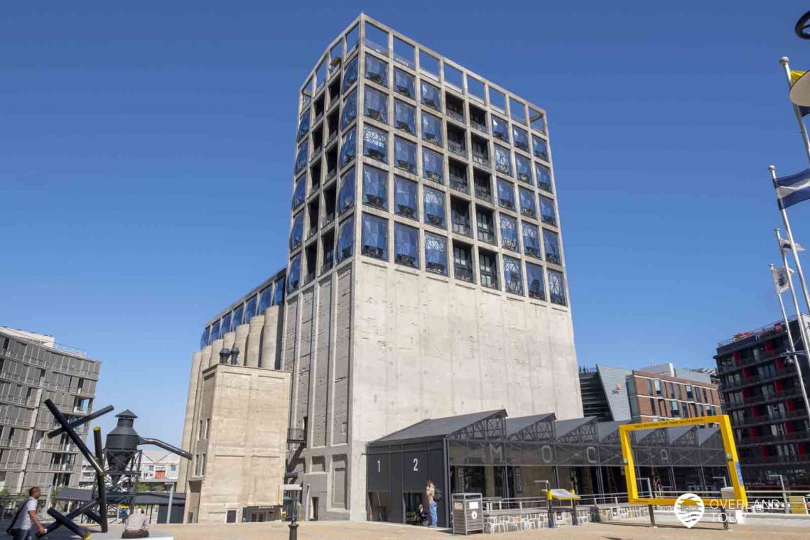 Oben im ehemaligen Getreidespeicher bietet das Luxushotel „The Silo Hotel“ einen wunderbaren Blick auf Kapstadt und den Tafelberg. Im selben Gebäude befindet sich das neue Zeitz-Museum MOCAA für zeitgenössische afrikanische Kunst