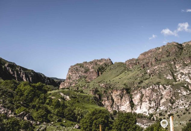 Die Höhlenstadt Wardsia – Die aus einem Berg heraus gemeißelt wurde