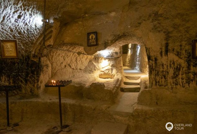 Die Höhlenstadt Wardsia – Die aus einem Berg heraus gemeißelt wurde