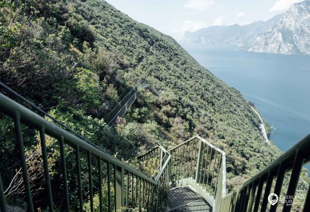 Wandern auf dem Panoramaweg „Sentiero Panoramico Busatte Tempesta“ am Gardasee