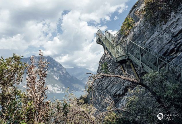 Wandern auf dem Panoramaweg „Sentiero Panoramico Busatte Tempesta“ am Gardasee