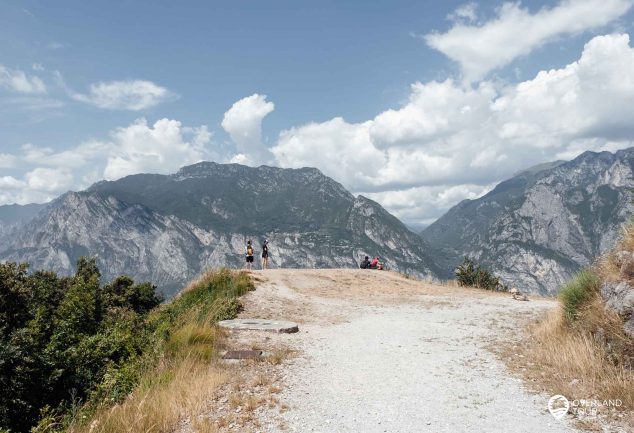 Wandern auf dem Panoramaweg „Sentiero Panoramico Busatte Tempesta“ am Gardasee