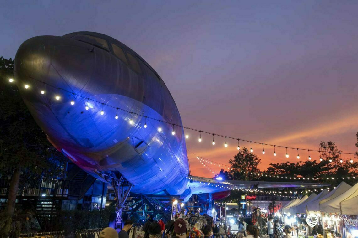 Das ist der Eyecatcher, die Lockheed L-1011 TriStar vom Chang Chui Plane Night Market (Flugzeugmarkt) in Bangkok