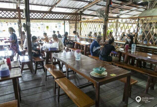 Der Hua-Ta-khe Old Market (Floating Market) in Bangkok