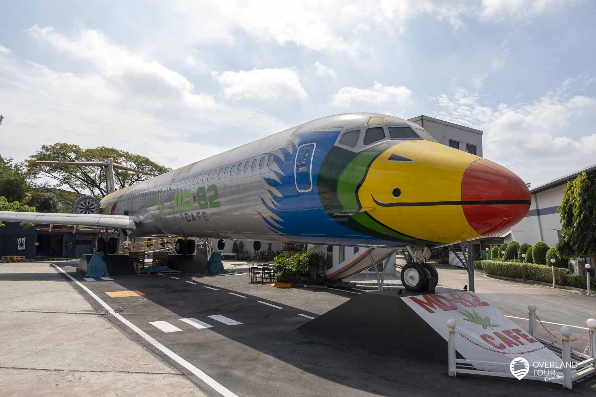 Das MD-82 Café in Bangkok: Das MD-82 Cafe und die super bunte Nase des Vogels