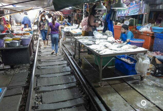 Der Besuch des Mae Klong Railway Market bei Bangkok