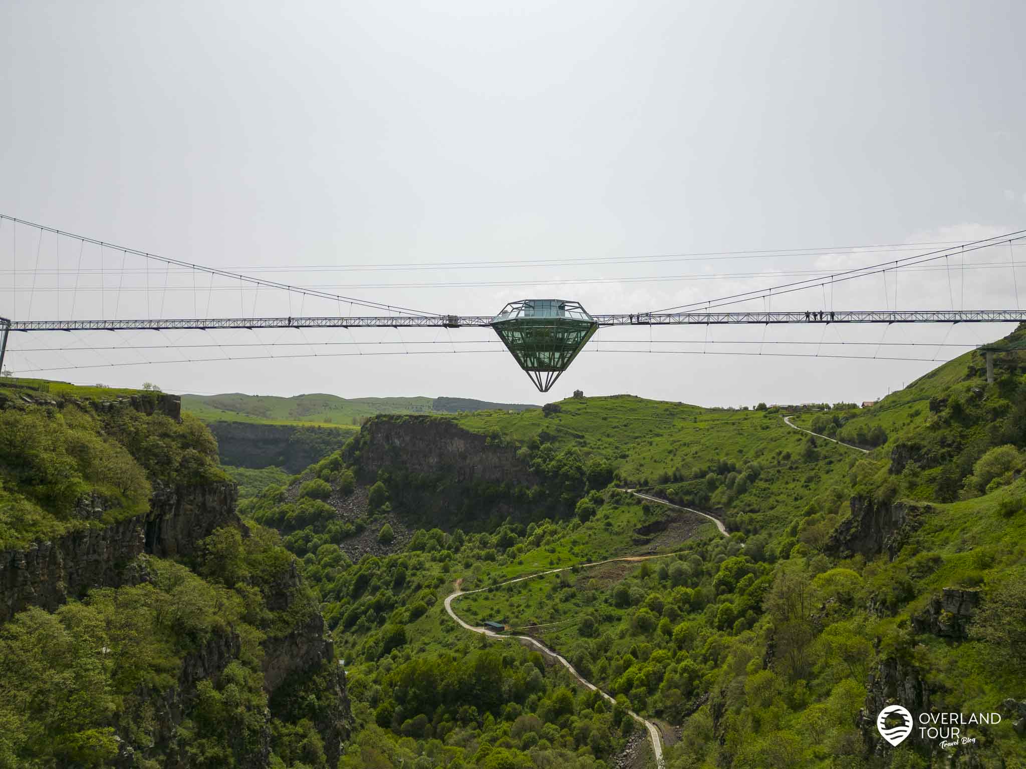 Hier schwebt die Diamanten Brücke über der Daschbaschi Schlucht