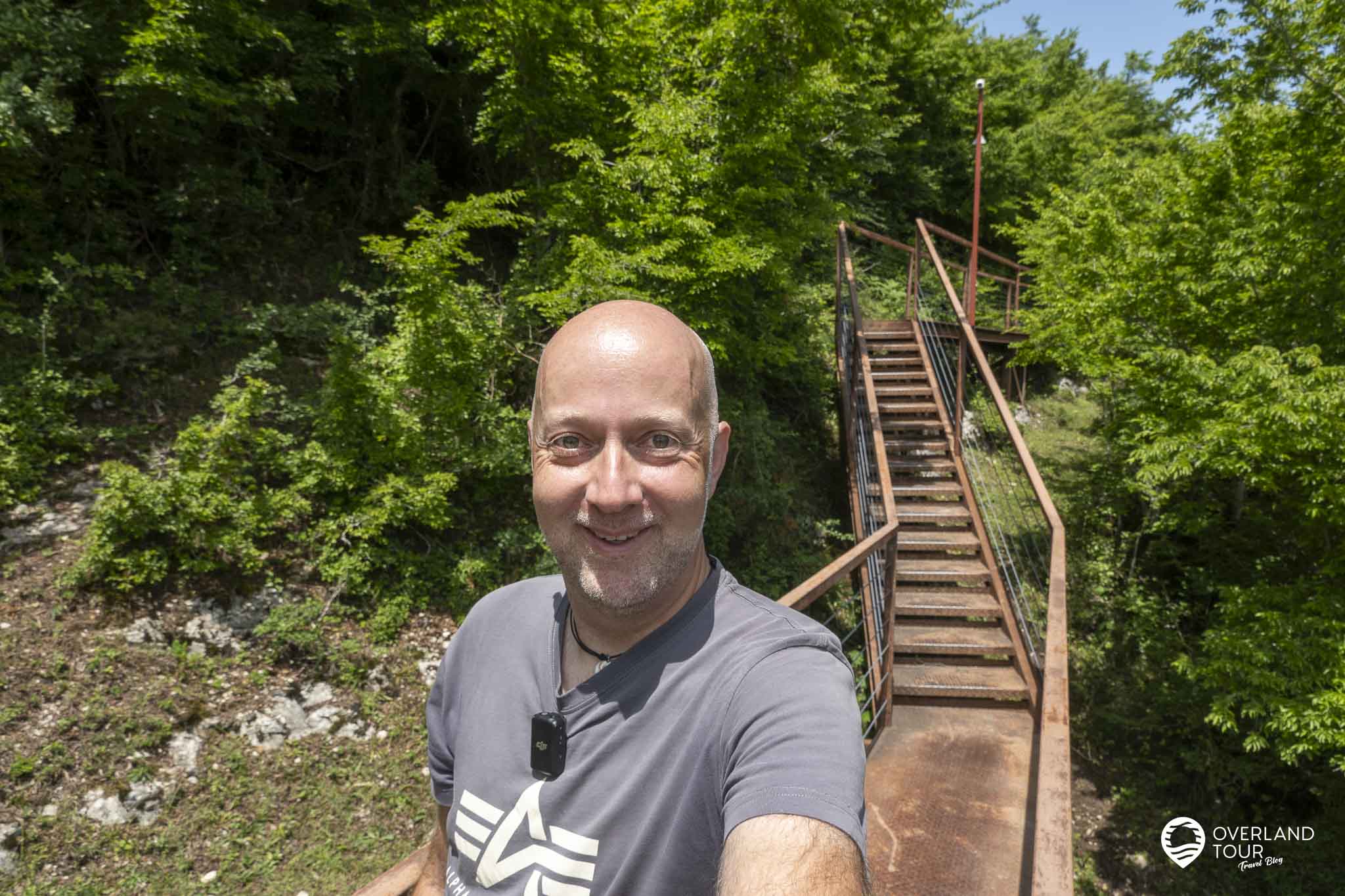 Auf den Gitterrost geht es entlang des Okatse Canyon