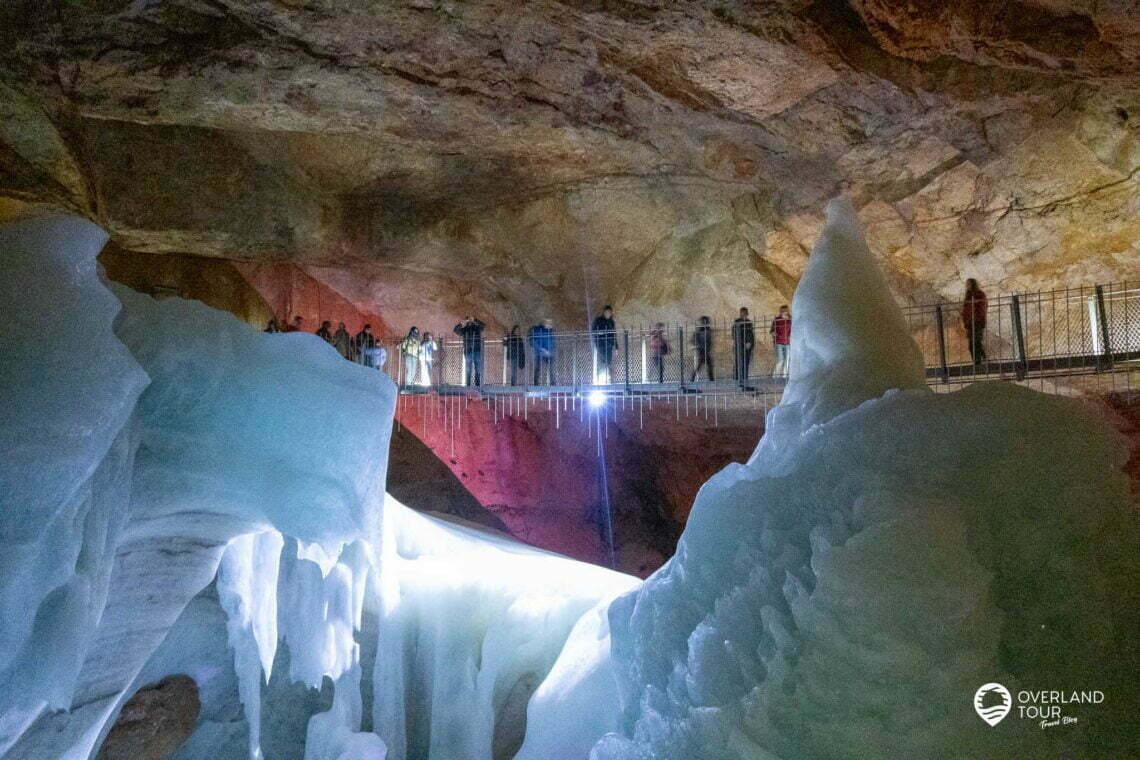 Zum Ende der Tour geht es noch über die Hängebrücke in der Dachstein Rieseneishöhle